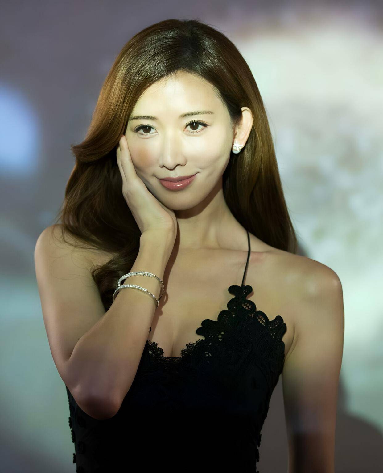 林志玲 49 岁穿蕾丝裙凹凸有致太撩人,网友酸 “可惜去日本”?这审美太双标!-5 林志玲 49 岁穿蕾丝裙凹凸有致太撩人,网友酸 “可惜去日本”?这审美太双标!