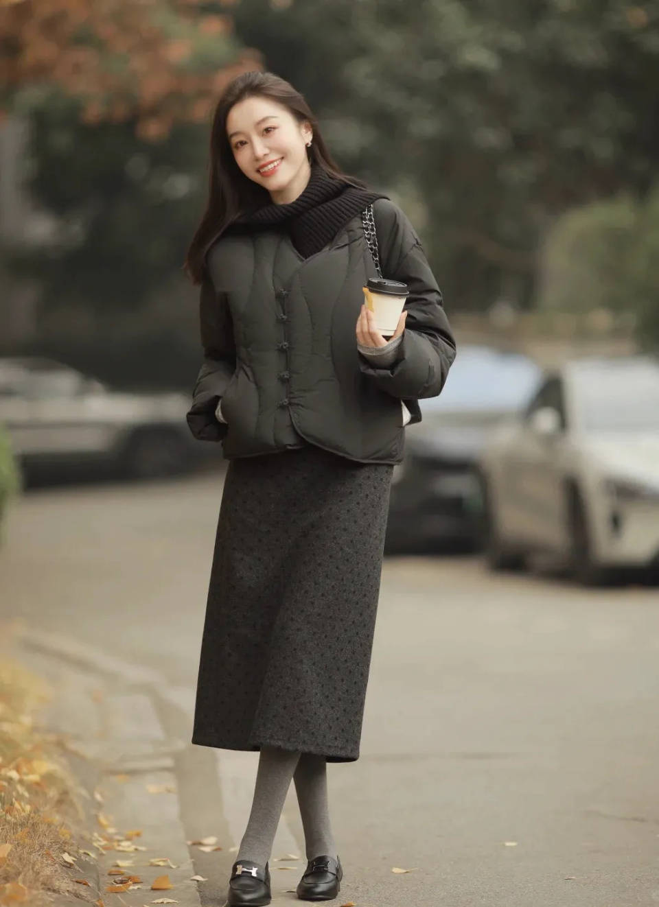 冬天这几件“羽绒服”太时髦，搭配裤子与裙子更显高级，保暖舒适