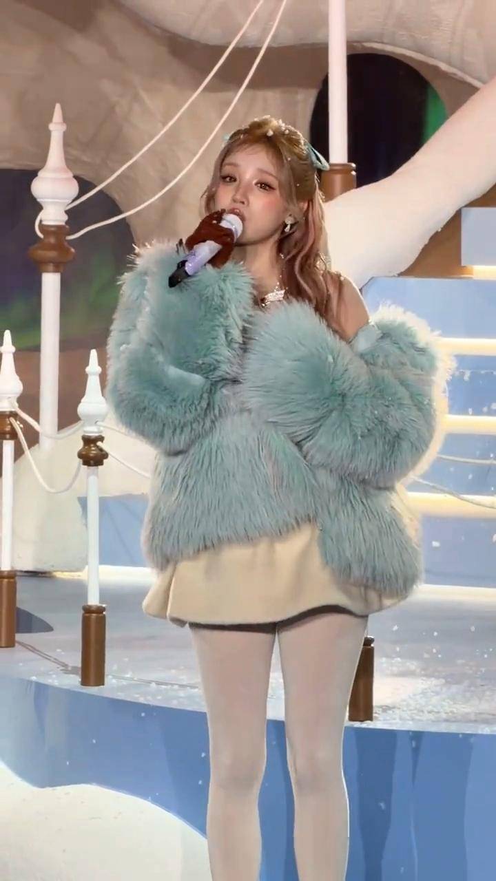 宋雨琦UGG派对蓝绒外套吸睛，加绒袜成新宠，网友：穿肉丝就更好了