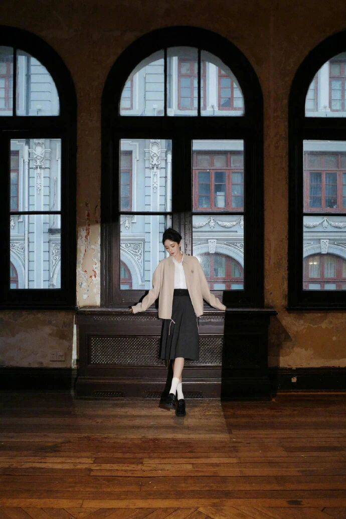 杨幂这波T坛造型是把Prada冷奢焊在骨相里的松弛教科书