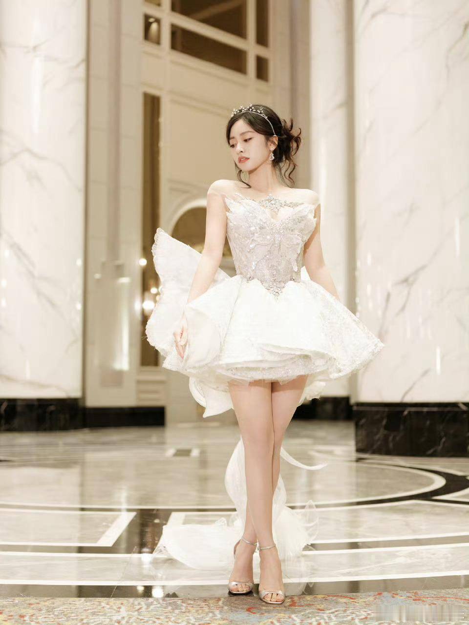 沈月露肩白裙似天鹅,身材像是优雅范本太美艳了-5 沈月露肩白裙似天鹅,身材像是优雅范本太美艳了