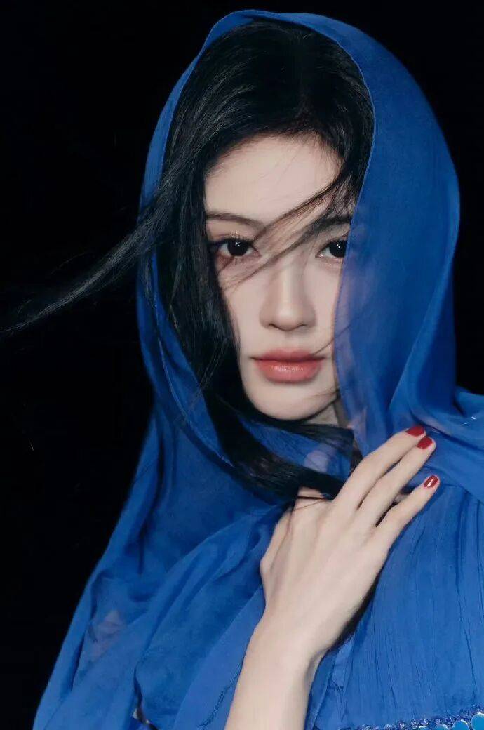 鞠婧祎穿深V裙变身蓝色妖姬！雪肤玉貌身材曼妙性感撩人