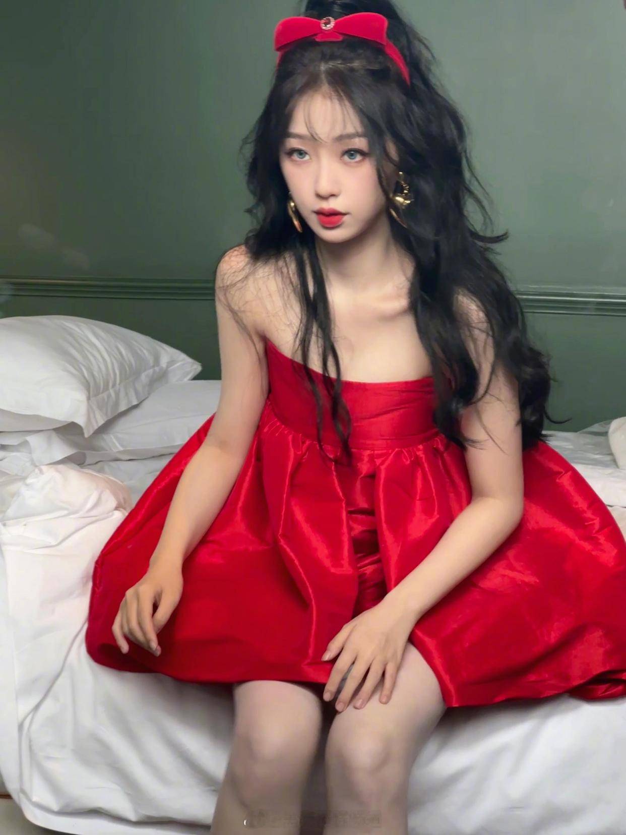 虞书欣时尚表现力爆棚！红色抹胸短裙解锁摩登新风尚