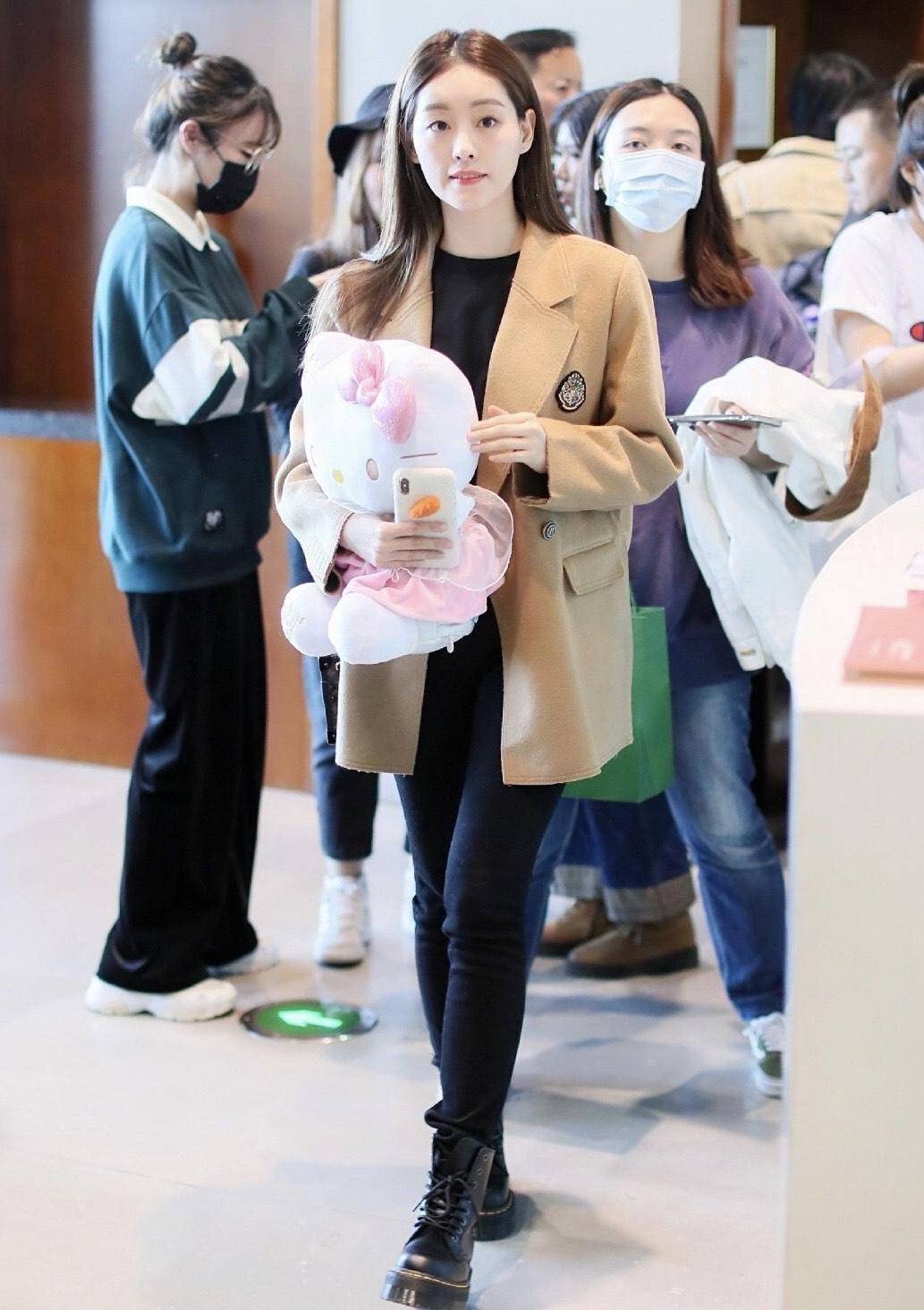 祝绪丹西装配打底衫走机场，牛仔裤马丁靴气场全开美炸了-3