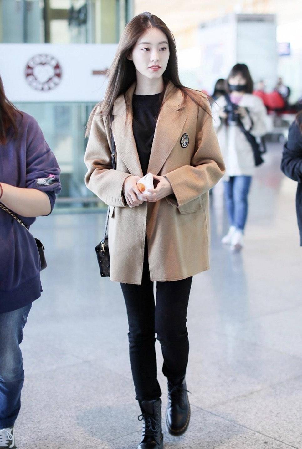 祝绪丹西装配打底衫走机场，牛仔裤马丁靴气场全开美炸了-6