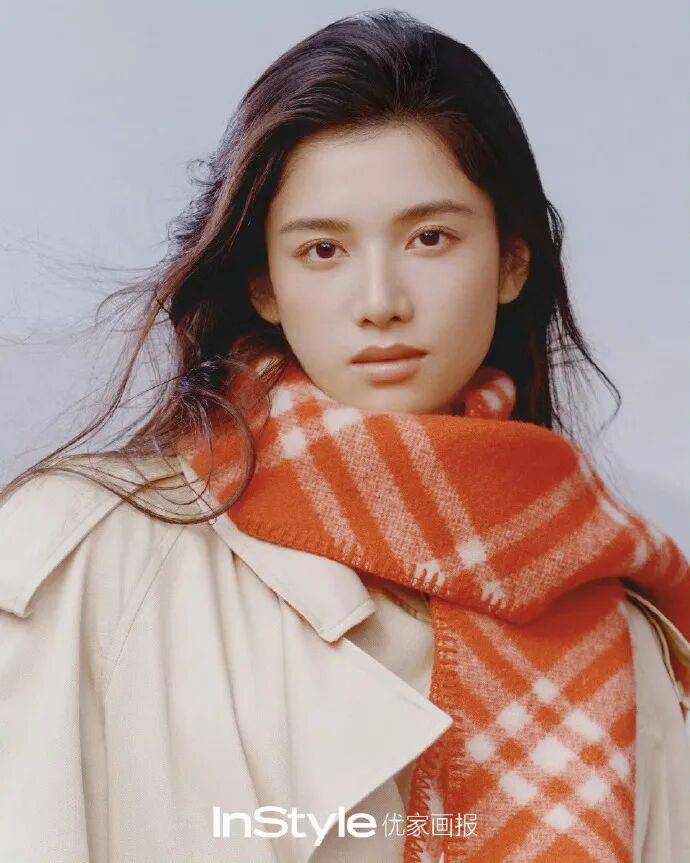 张婧仪这波 InStyle 十七周年造型，是把温柔焊在骨相里的经典封面教科书