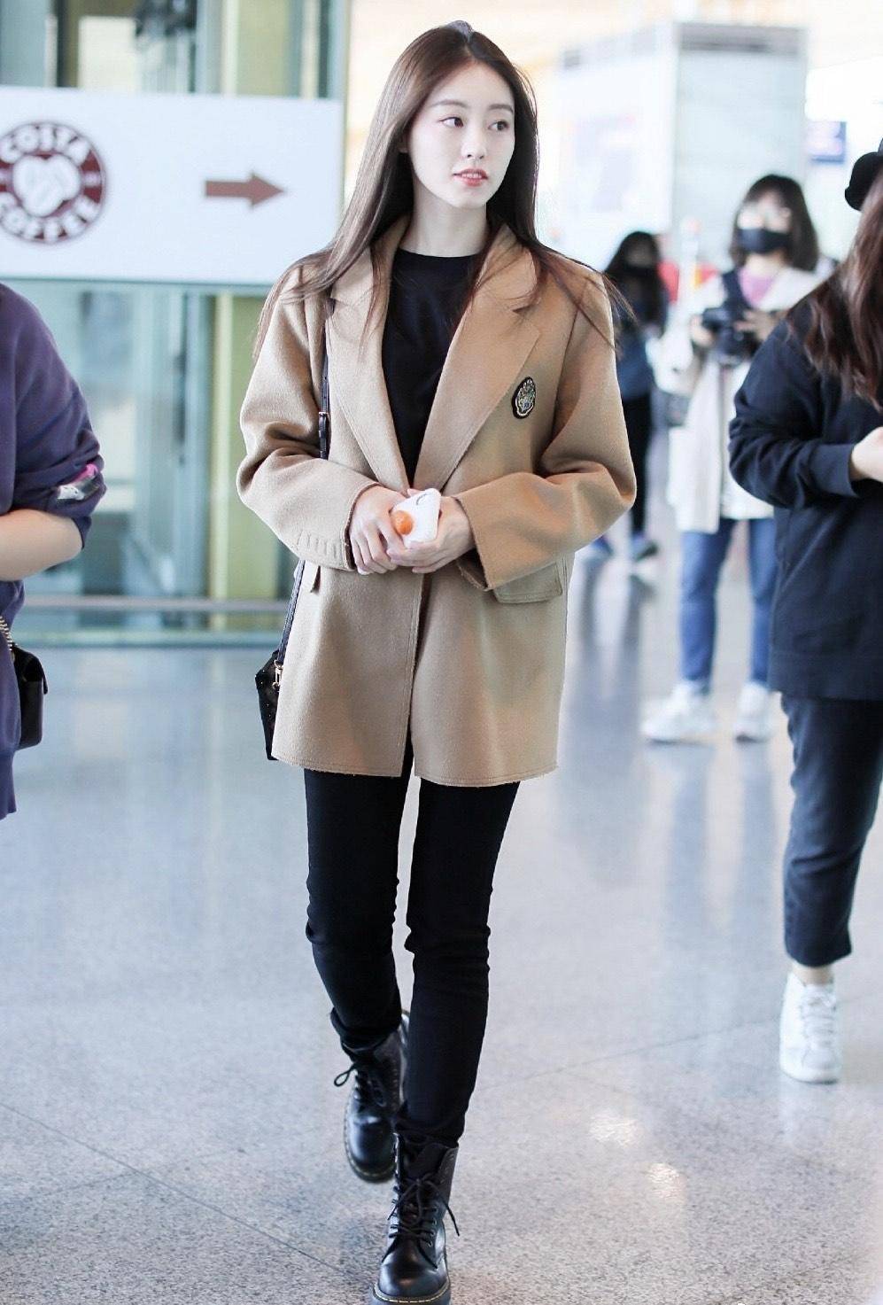 祝绪丹西装配打底衫走机场，牛仔裤马丁靴气场全开美炸了-4