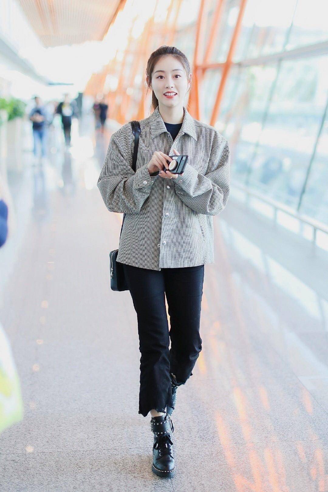 祝绪丹西装配打底衫走机场，牛仔裤马丁靴气场全开美炸了-7