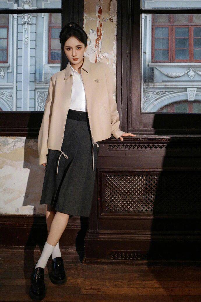 杨幂这波T坛造型是把Prada冷奢焊在骨相里的松弛教科书