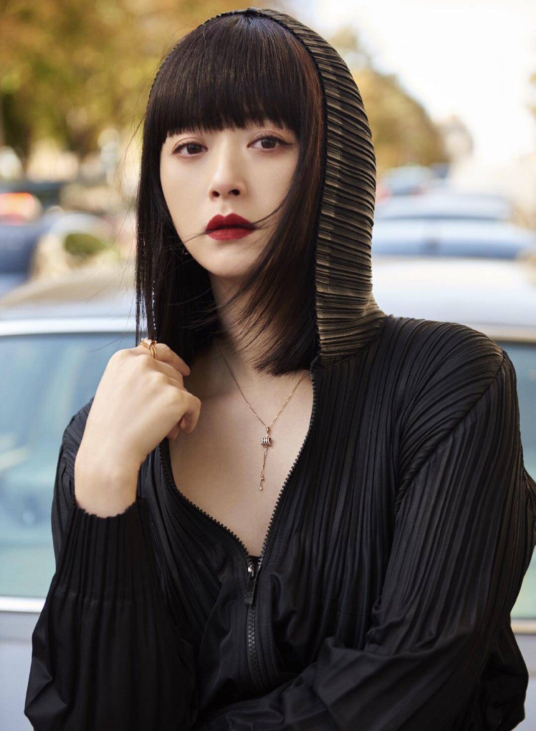 蒋欣瘦了超任性,大衣长筒靴街拍,齐刘海冷艳又高级-5 蒋欣瘦了超任性,大衣长筒靴街拍,齐刘海冷艳又高级