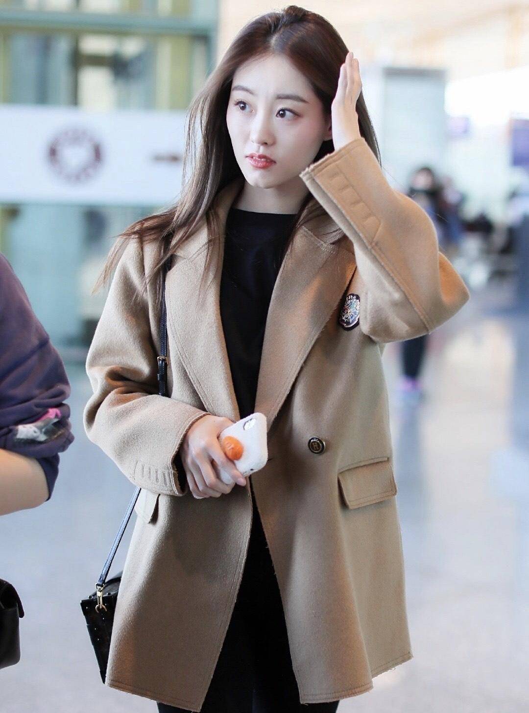 祝绪丹西装配打底衫走机场，牛仔裤马丁靴气场全开美炸了-2