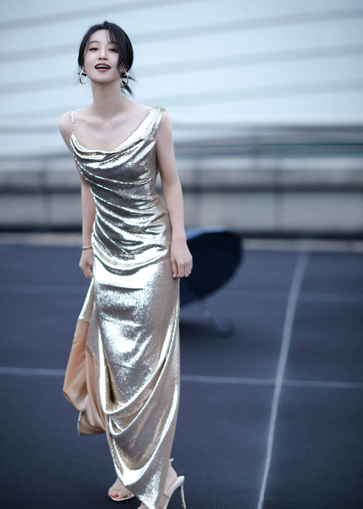 蓝盈莹窈窕身形搭配露背流光裙,演绎时尚优雅新高度-1 蓝盈莹窈窕身形搭配露背流光裙,演绎时尚优雅新高度