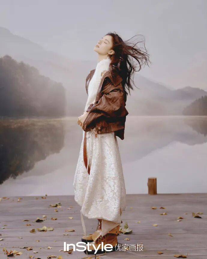 张婧仪这波 InStyle 十七周年造型，是把温柔焊在骨相里的经典封面教科书