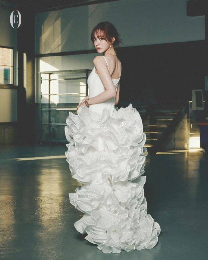 Liz 这波新加坡版 L\'Officiel 封面,是把卡地亚奢柔焊在甜妹骨相里的锐甜教科书-8 Liz 这波新加坡版 L'Officiel 封面,是把卡地亚奢柔焊在甜妹骨相里的锐甜教科书