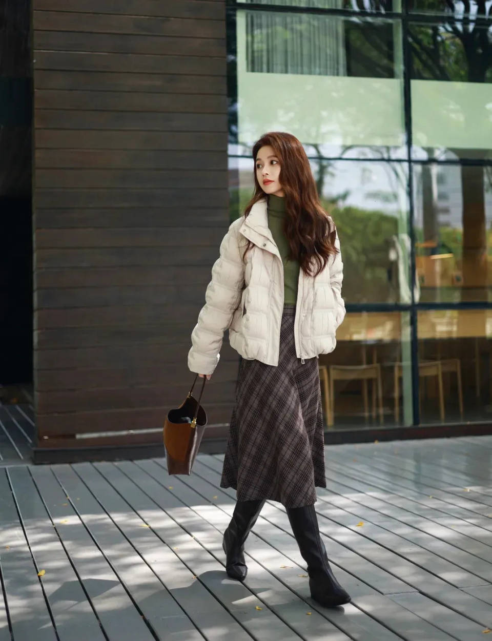 冬天这几件“羽绒服”太时髦，搭配裤子与裙子更显高级，保暖舒适