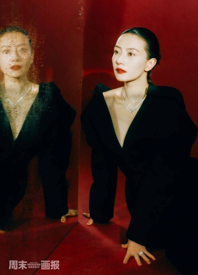 高圆圆这波光影大片，是把尚美珠宝焊在骨相里的优雅力量教科书