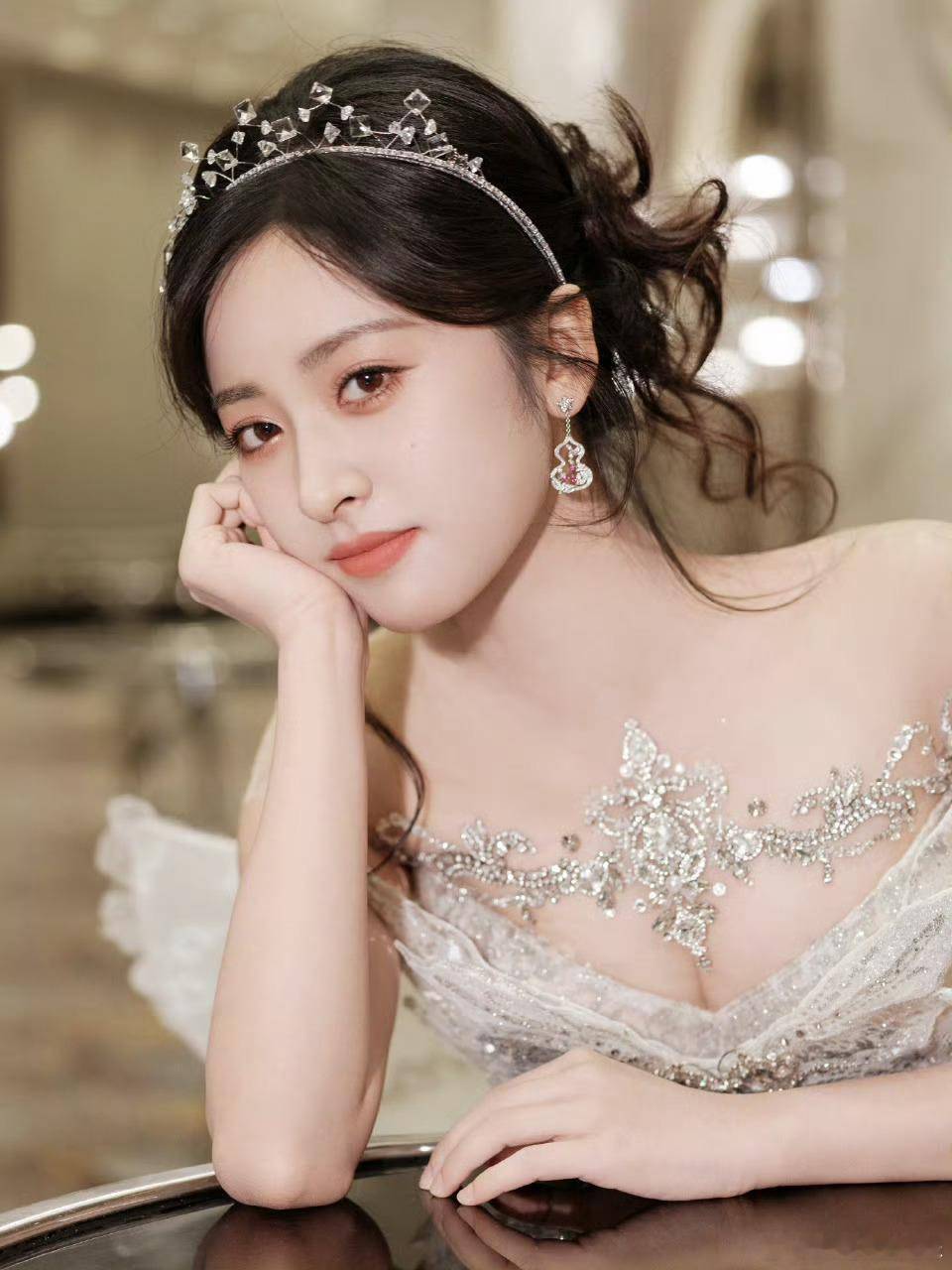 沈月露肩白裙似天鹅,身材像是优雅范本太美艳了-2 沈月露肩白裙似天鹅,身材像是优雅范本太美艳了