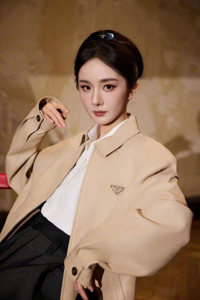 杨幂这波T坛造型是把Prada冷奢焊在骨相里的松弛教科书