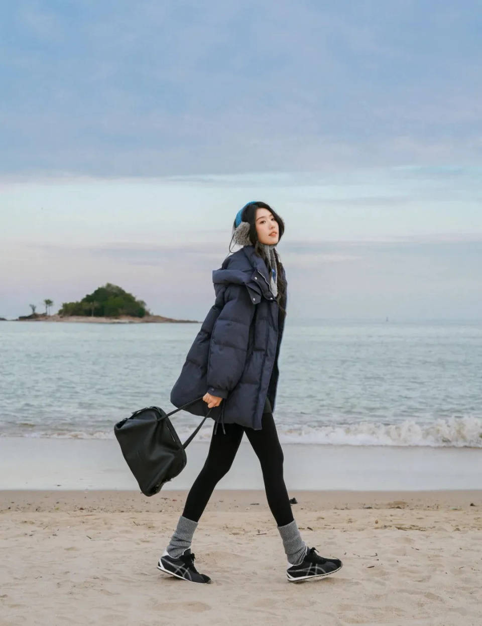 冬天这几件“羽绒服”太时髦，搭配裤子与裙子更显高级，保暖舒适