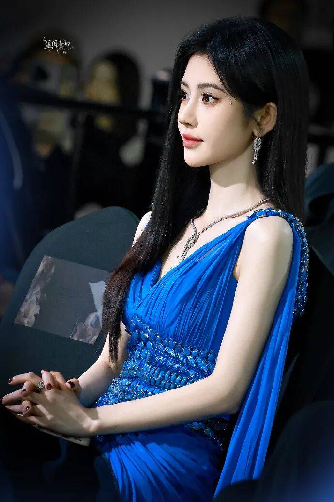 鞠婧祎穿深V裙变身蓝色妖姬！雪肤玉貌身材曼妙性感撩人