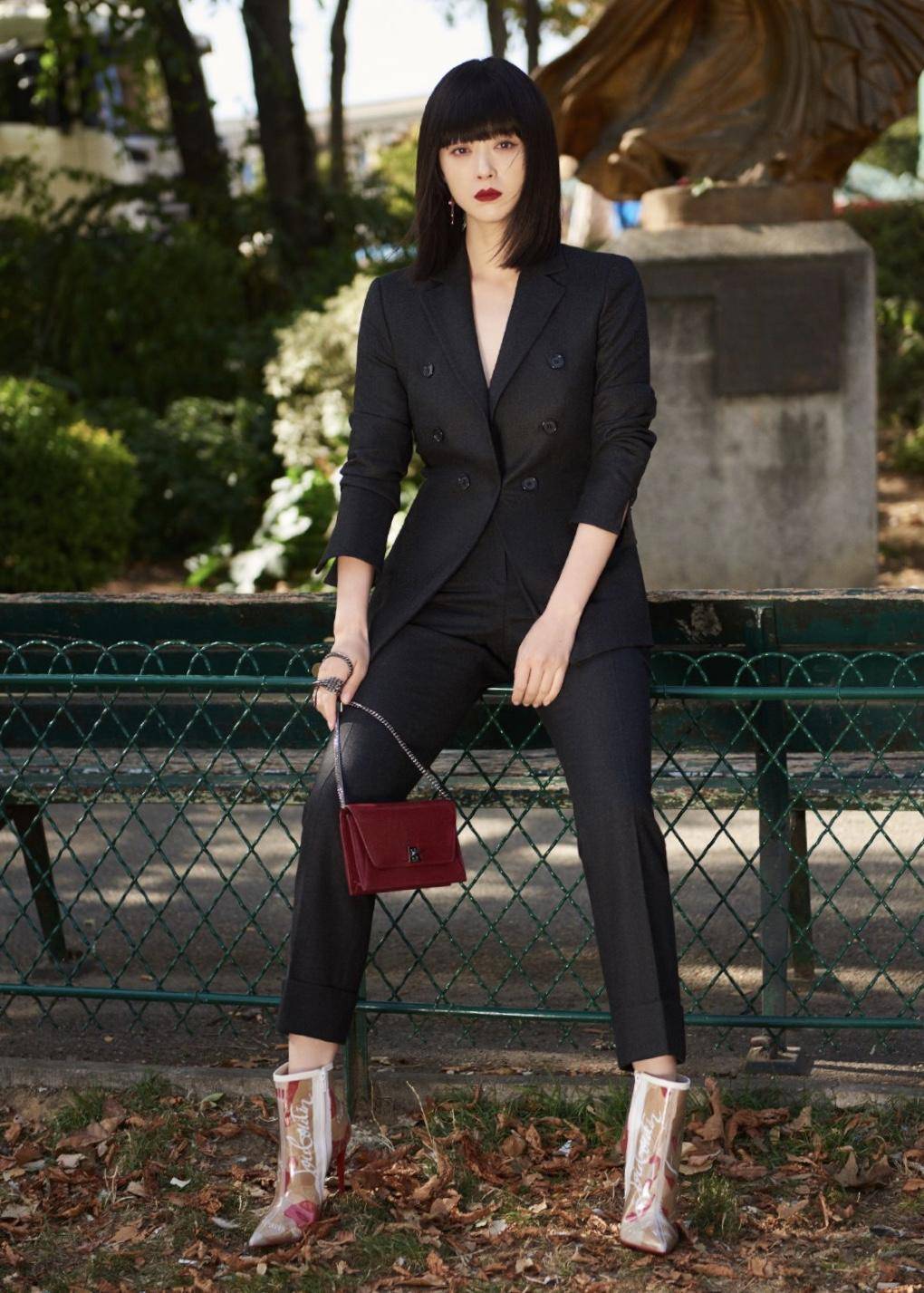 蒋欣瘦了超任性,大衣长筒靴街拍,齐刘海冷艳又高级-6 蒋欣瘦了超任性,大衣长筒靴街拍,齐刘海冷艳又高级