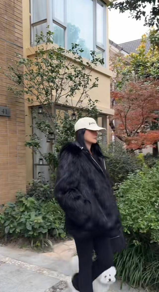 伊能静晒上海豪宅,中年发福大肚子吊带配紧身裤风格随恩利-5 伊能静晒上海豪宅,中年发福大肚子吊带配紧身裤风格随恩利