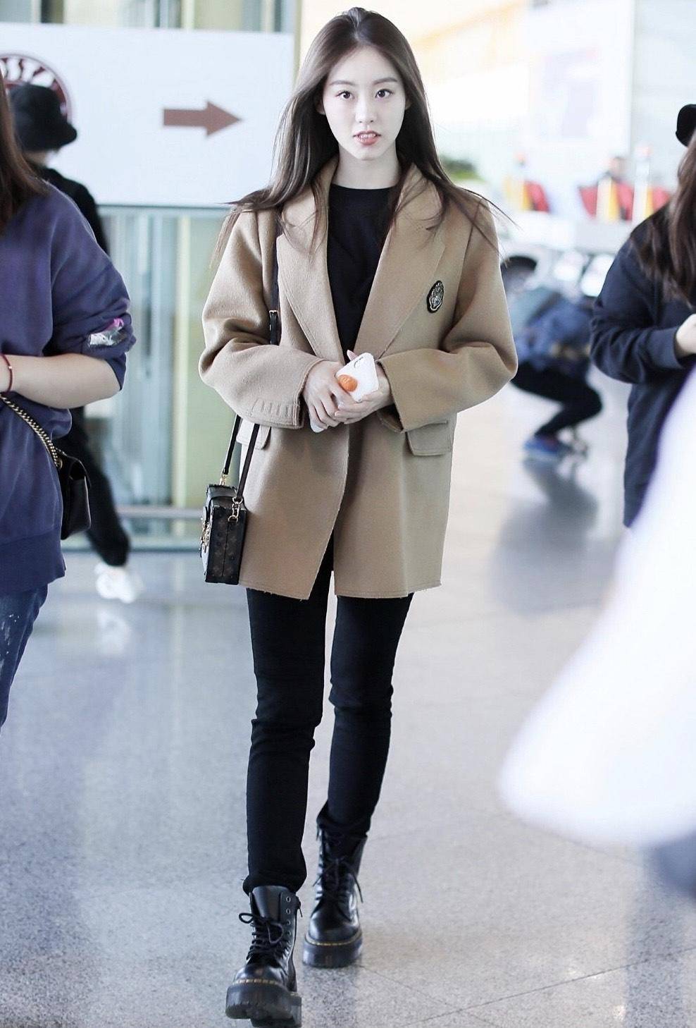 祝绪丹西装配打底衫走机场，牛仔裤马丁靴气场全开美炸了-5