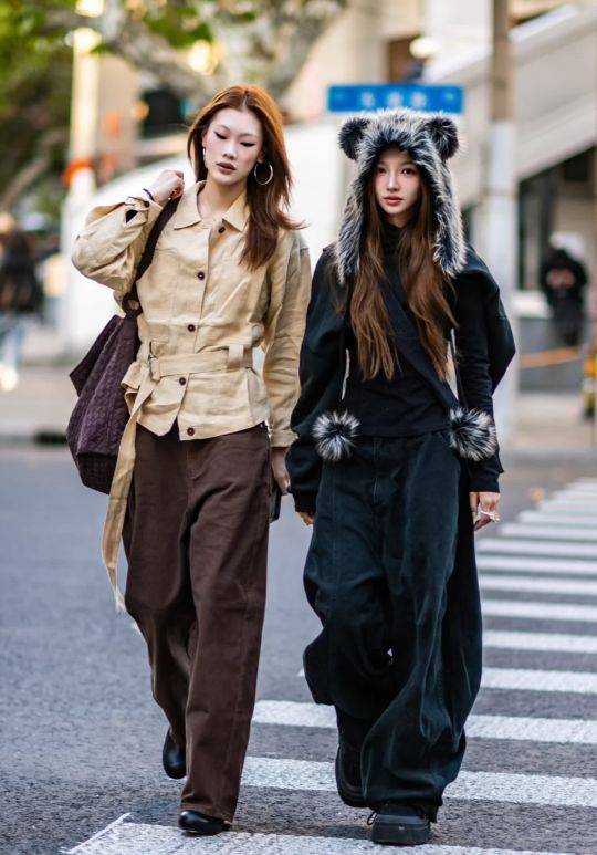 旧衣新穿的创意混搭:用配饰点亮衣柜里的基础款-1 旧衣新穿的创意混搭:用配饰点亮衣柜里的基础款