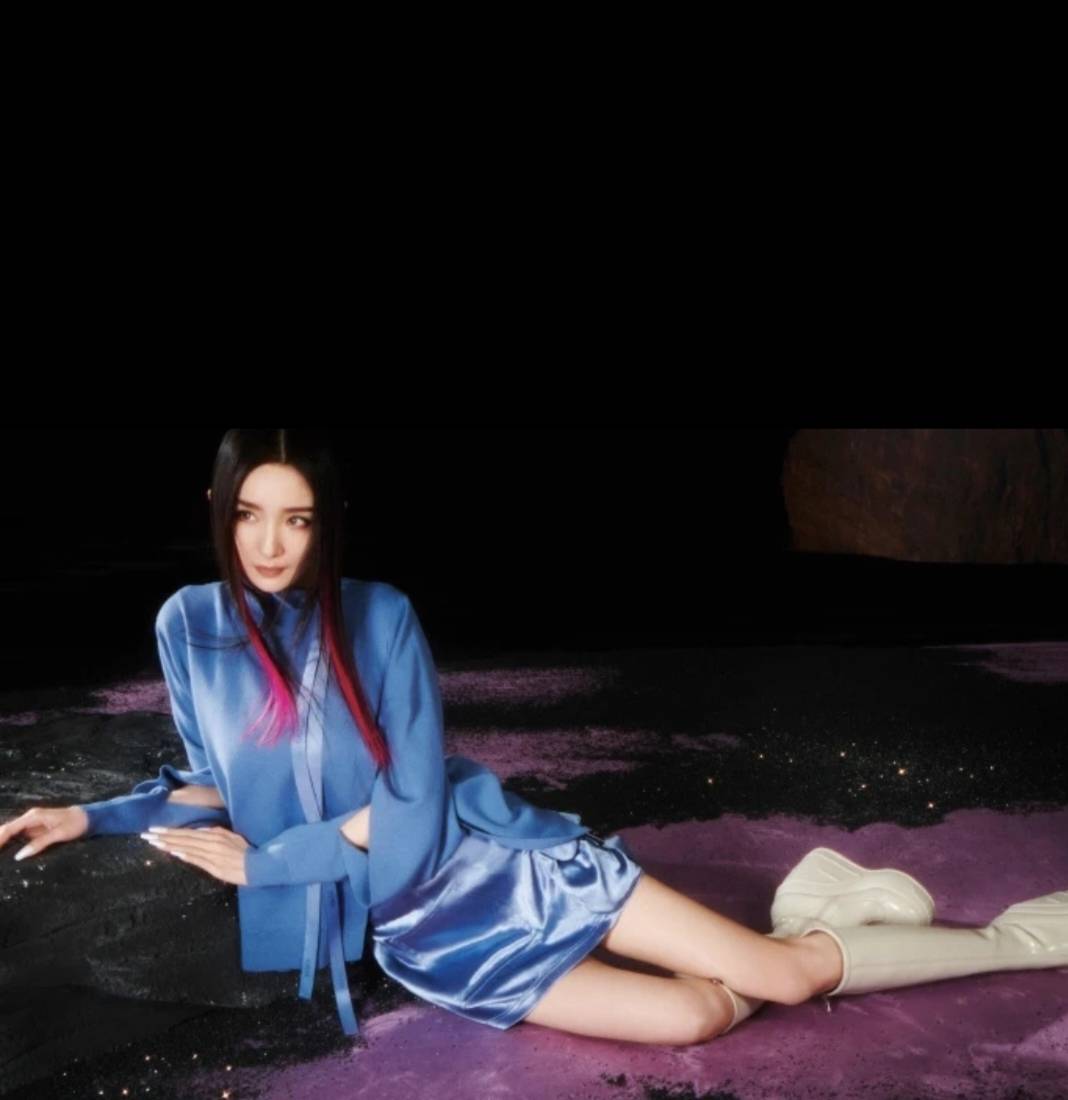 杨幂新刊大片 月下魅影科技感十足未来女战士