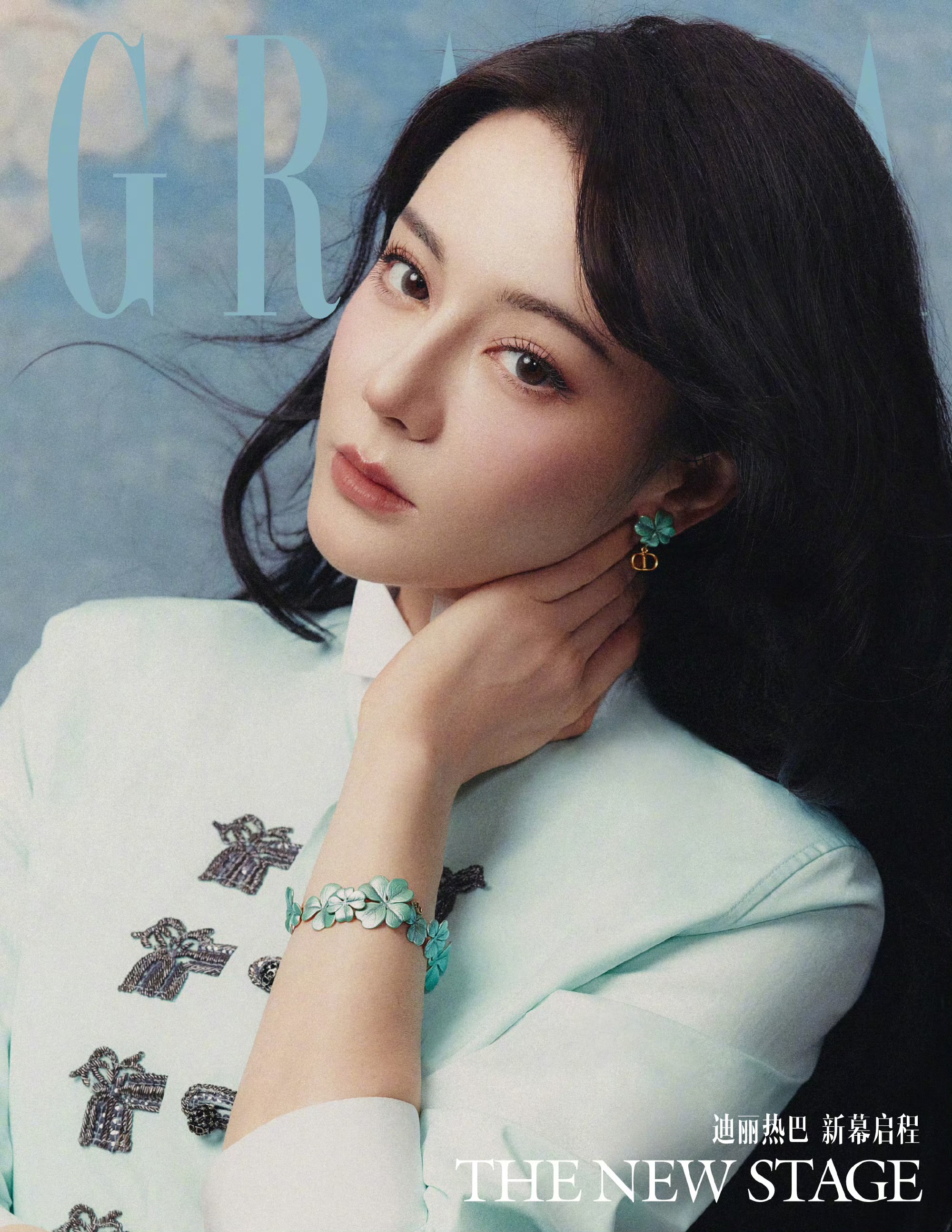 迪丽热巴红秀开年封面 演绎红秀神女烛光大片