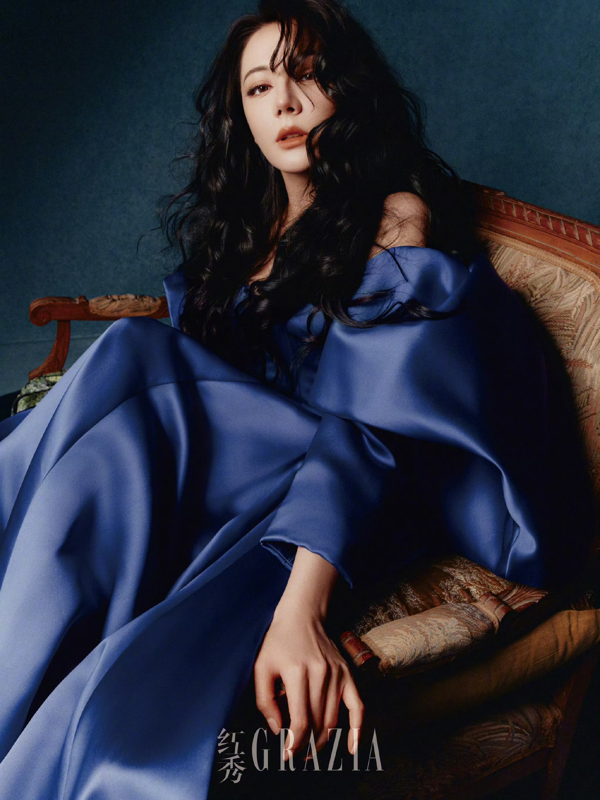 迪丽热巴红秀开年封面 演绎红秀神女烛光大片