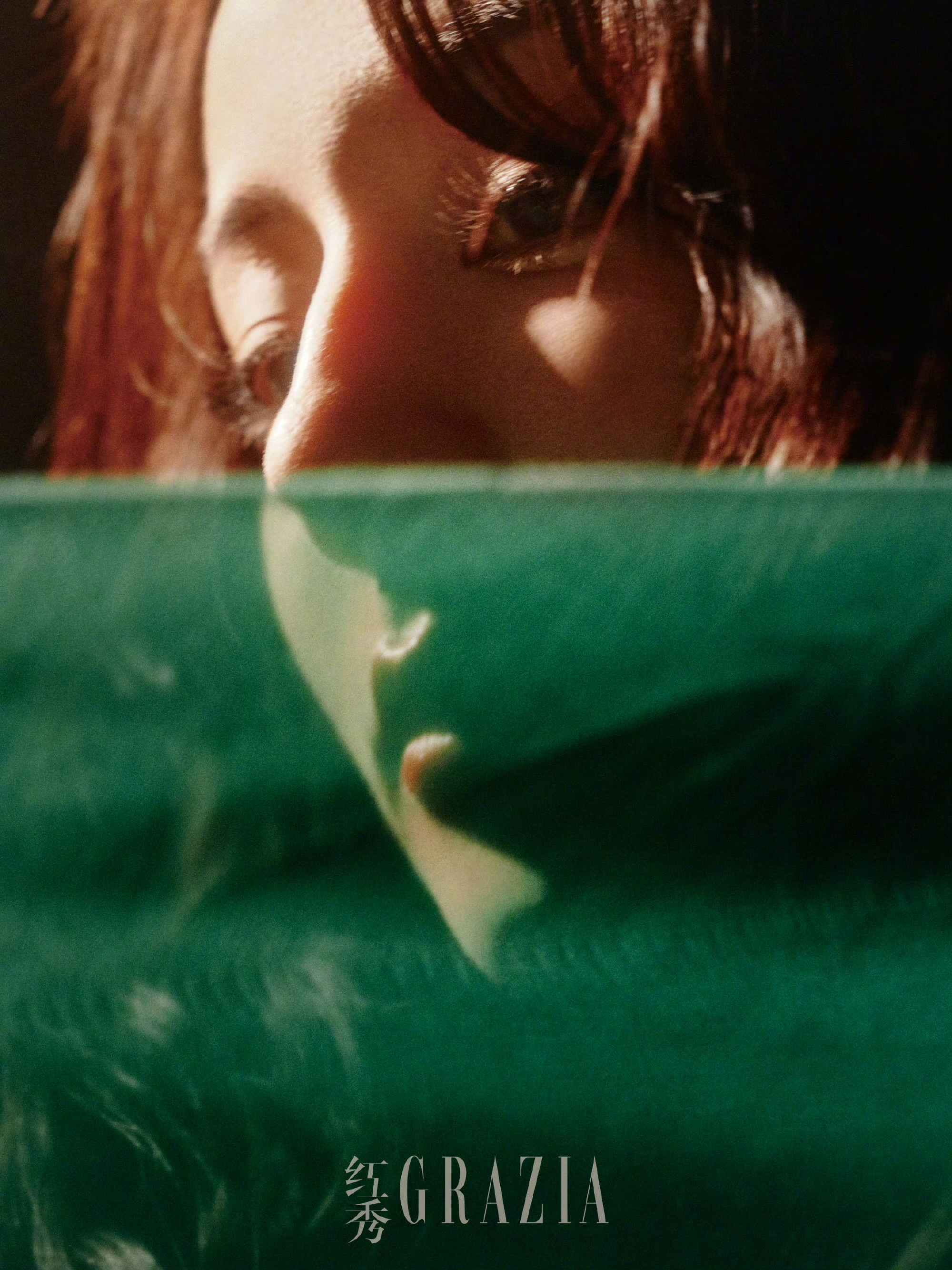 迪丽热巴红秀开年封面 演绎红秀神女烛光大片