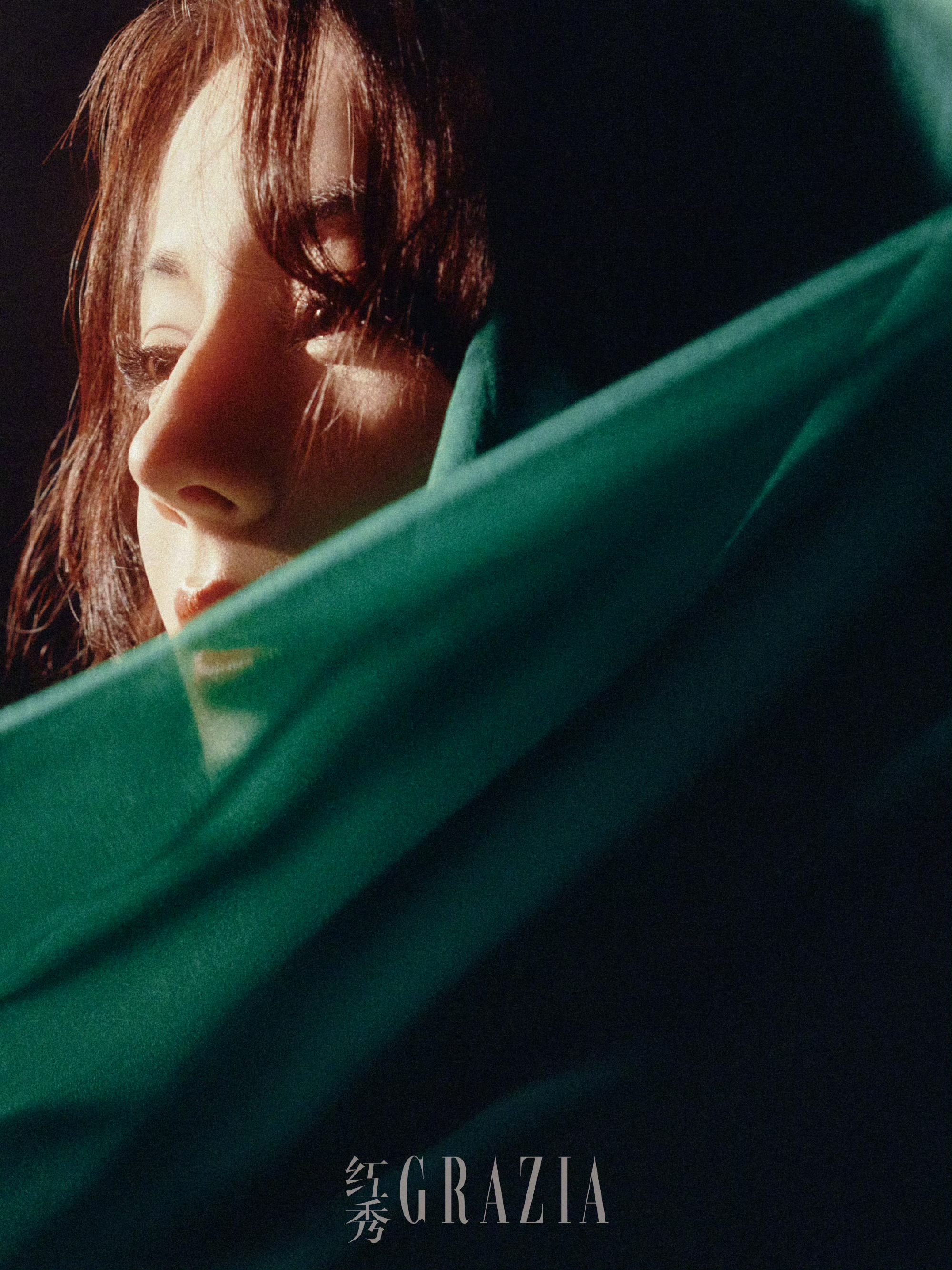 迪丽热巴红秀开年封面 演绎红秀神女烛光大片