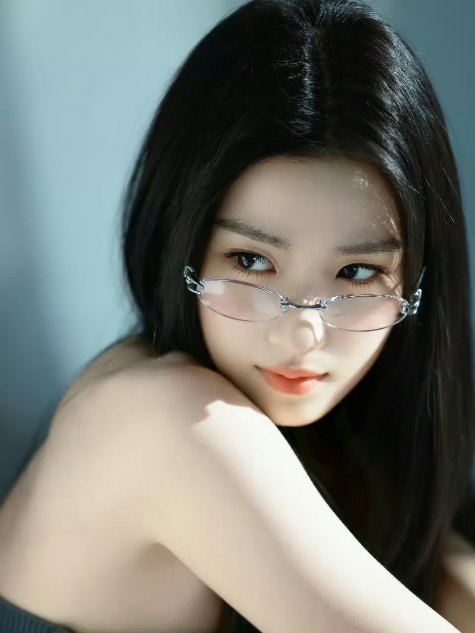 卢昱晓眼镜轻轻一戴就出神图