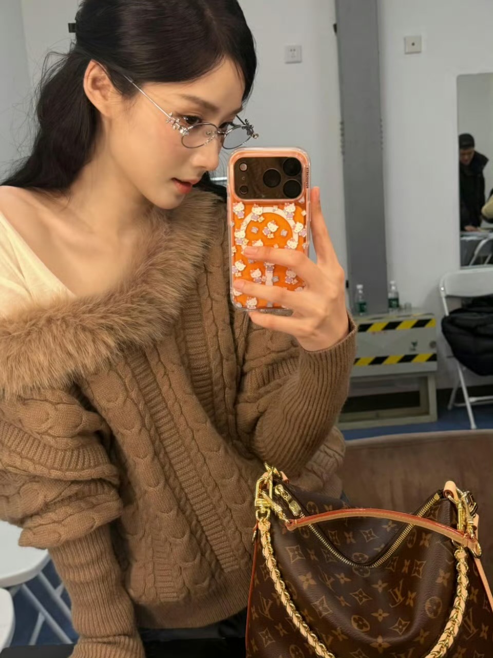 卢昱晓眼镜轻轻一戴就出神图