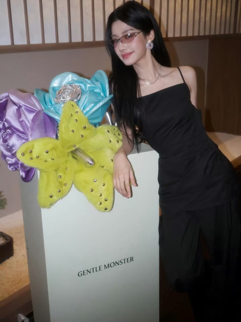 卢昱晓眼镜轻轻一戴就出神图