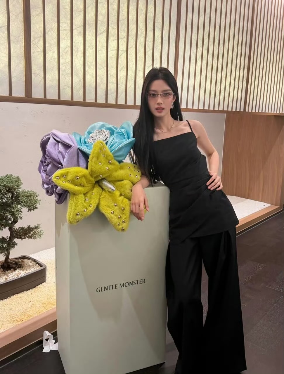 卢昱晓眼镜轻轻一戴就出神图