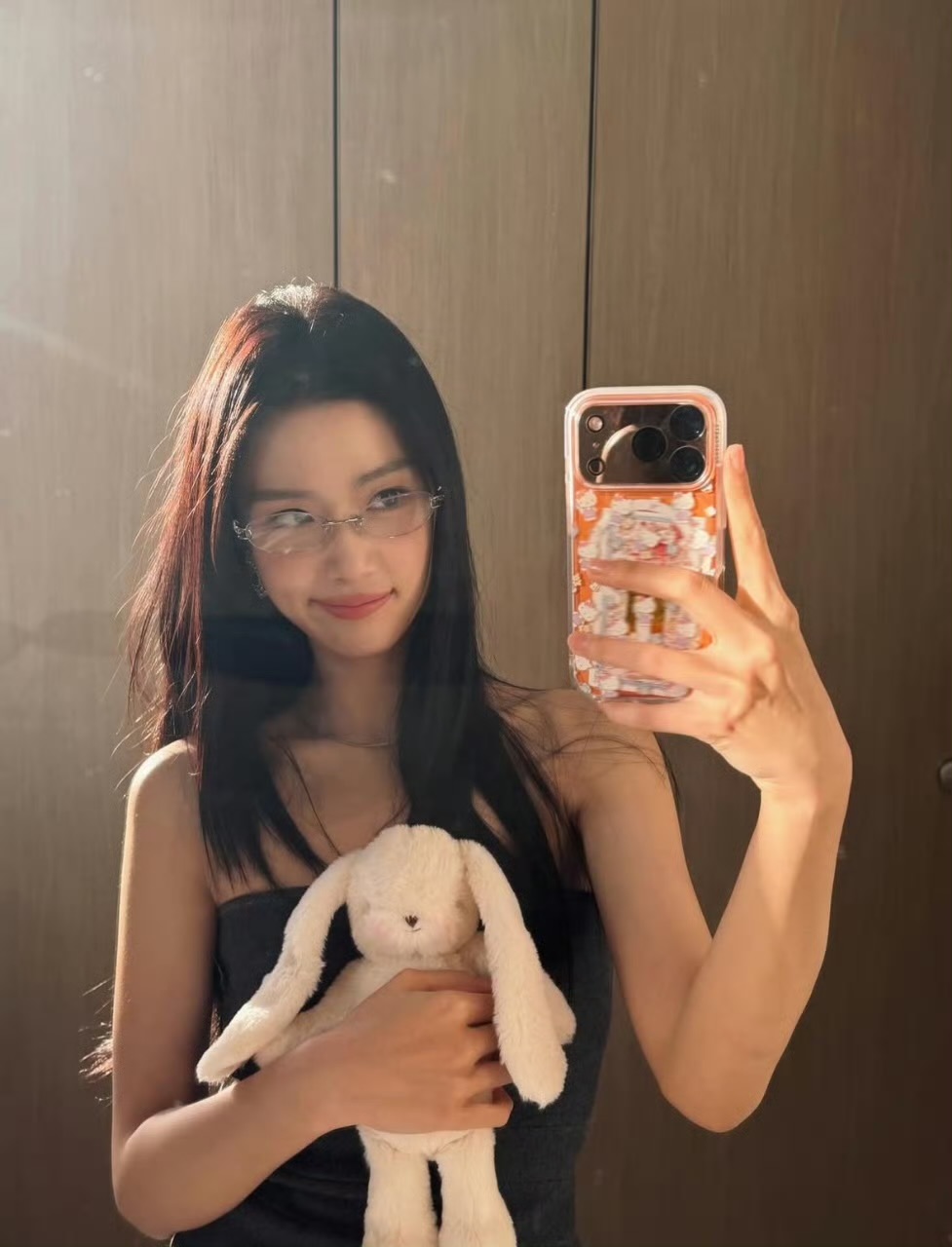 卢昱晓眼镜轻轻一戴就出神图