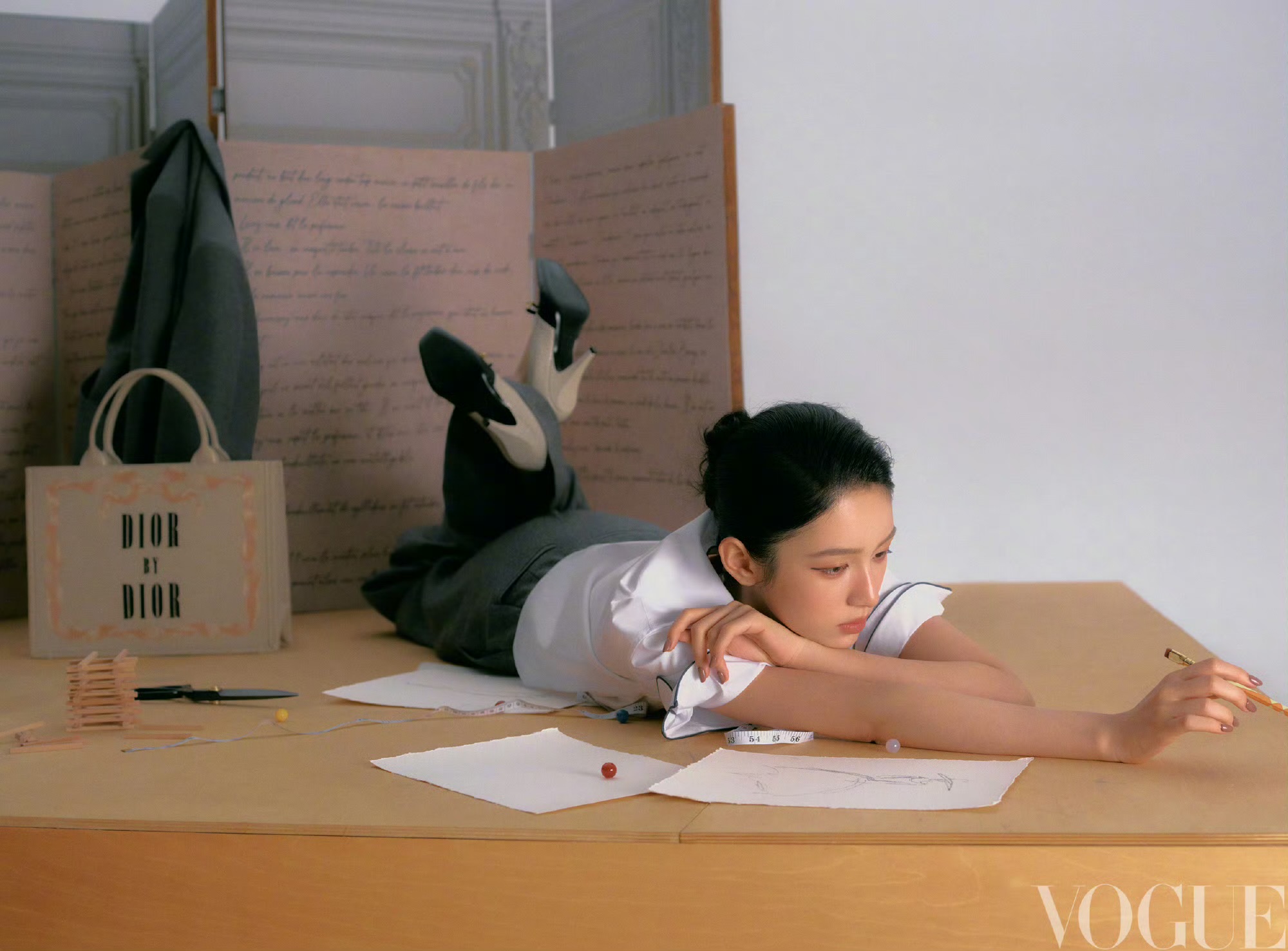 周也2026年VOGUE书中漫游大片