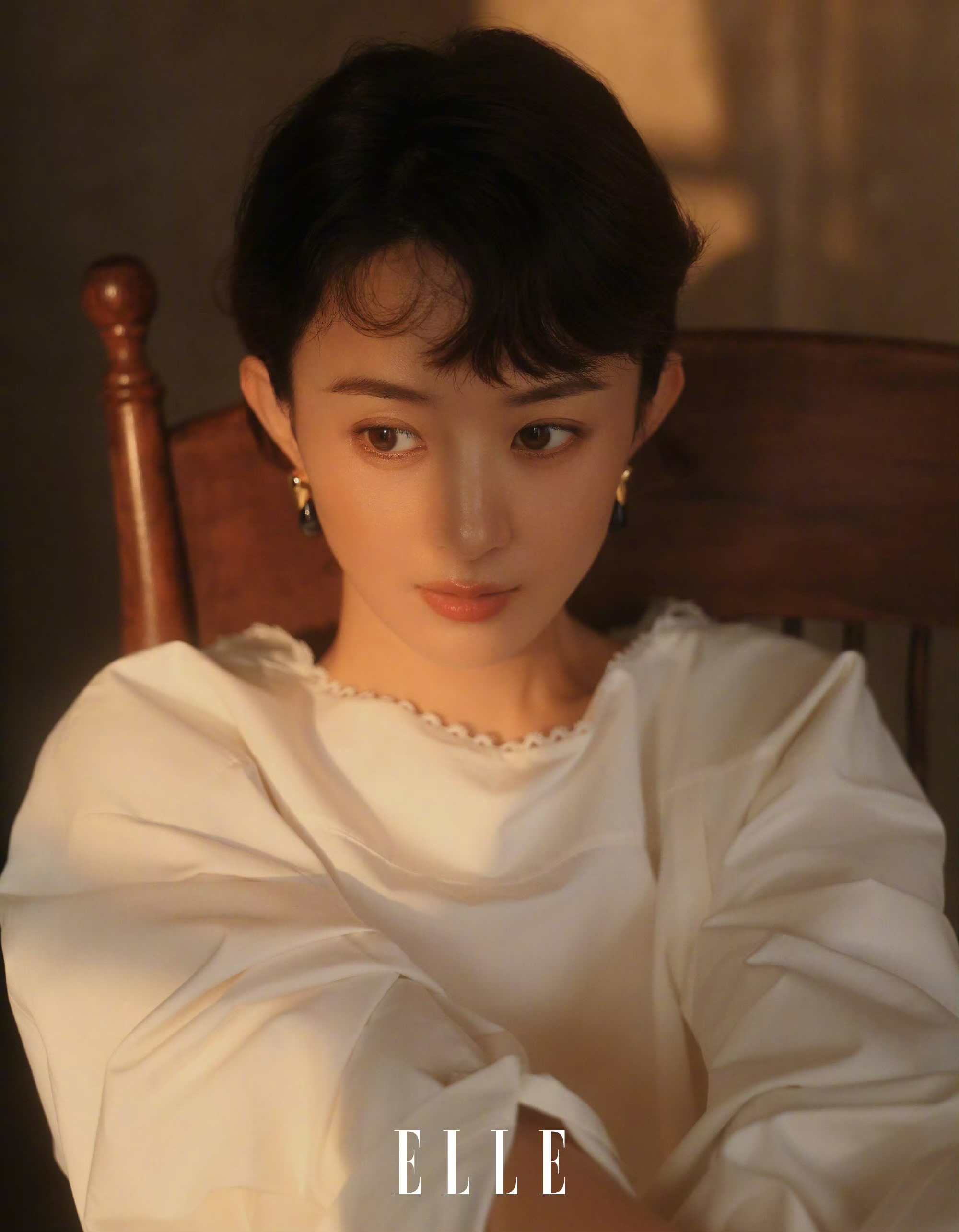 赵丽颖《ELLE》二月刊封面引爆热议，复古光影大片展现极致美