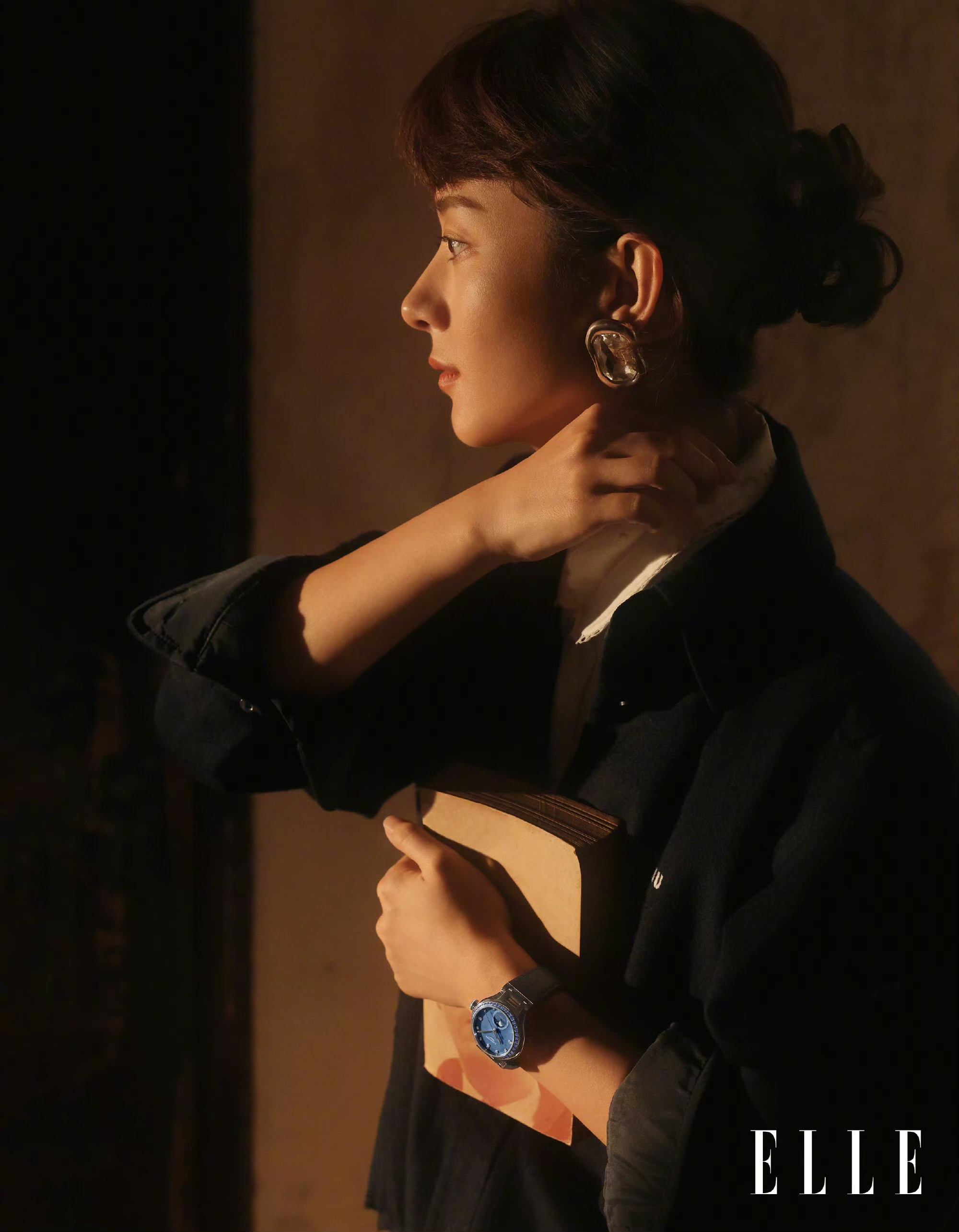 赵丽颖《ELLE》二月刊封面引爆热议，复古光影大片展现极致美