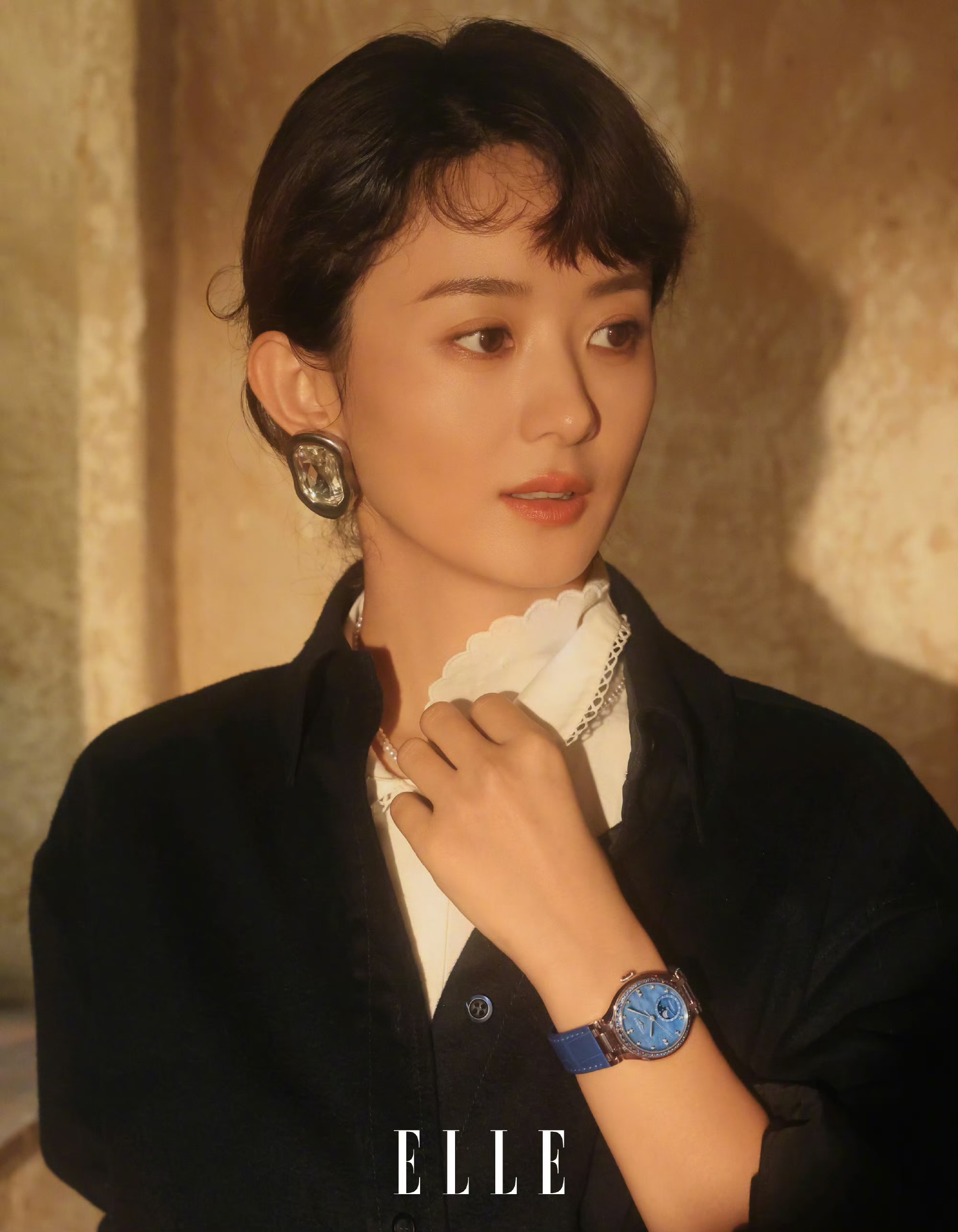 赵丽颖《ELLE》二月刊封面引爆热议，复古光影大片展现极致美