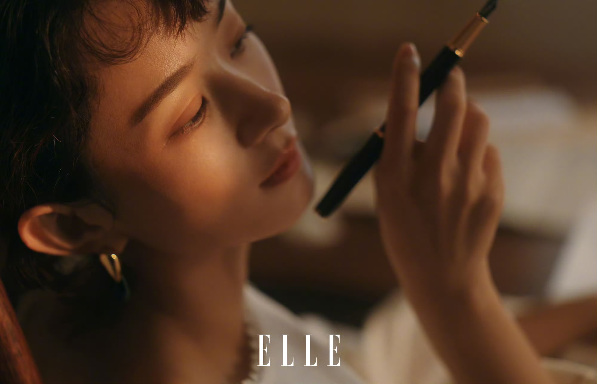 赵丽颖《ELLE》二月刊封面引爆热议，复古光影大片展现极致美