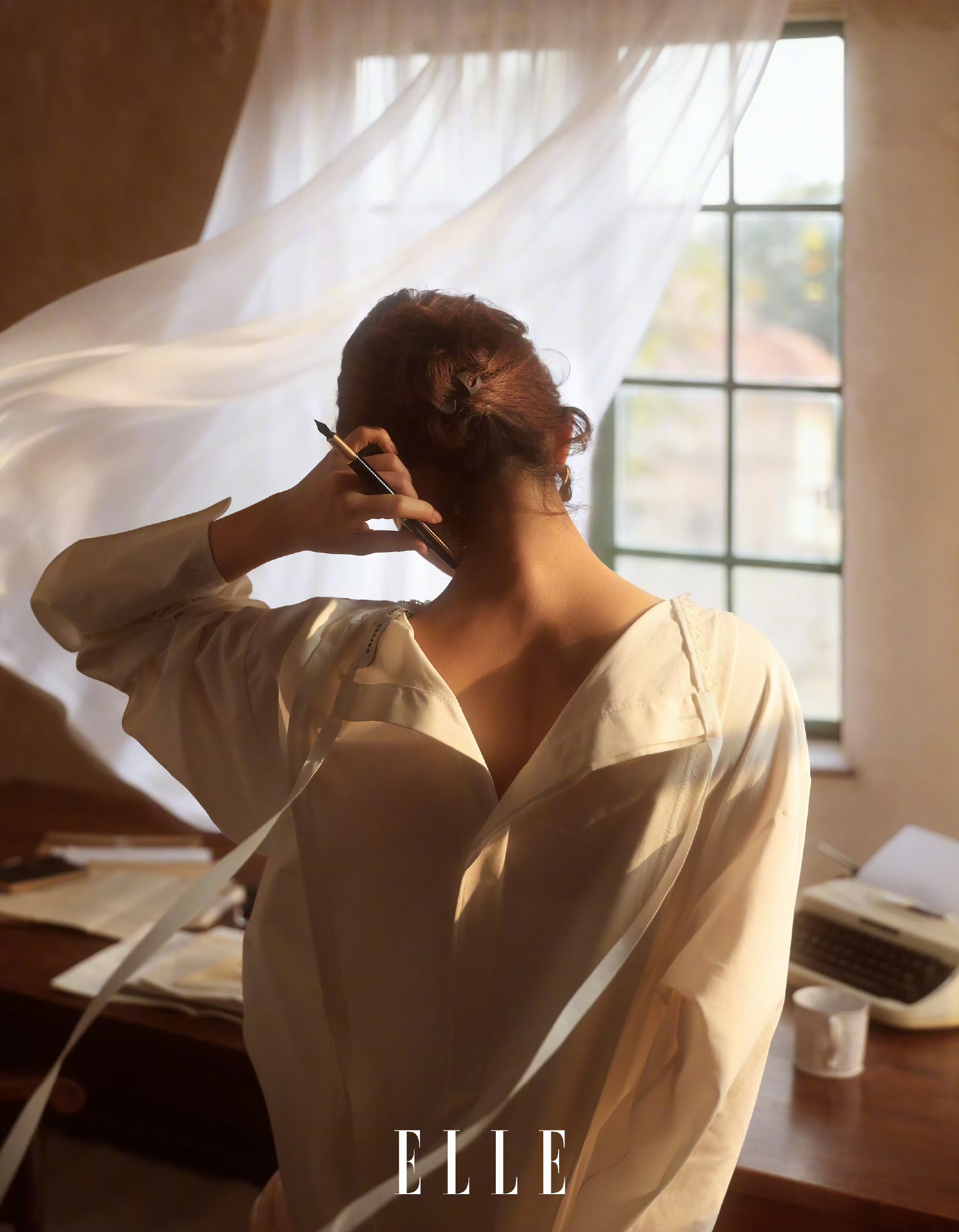 赵丽颖《ELLE》二月刊封面引爆热议，复古光影大片展现极致美