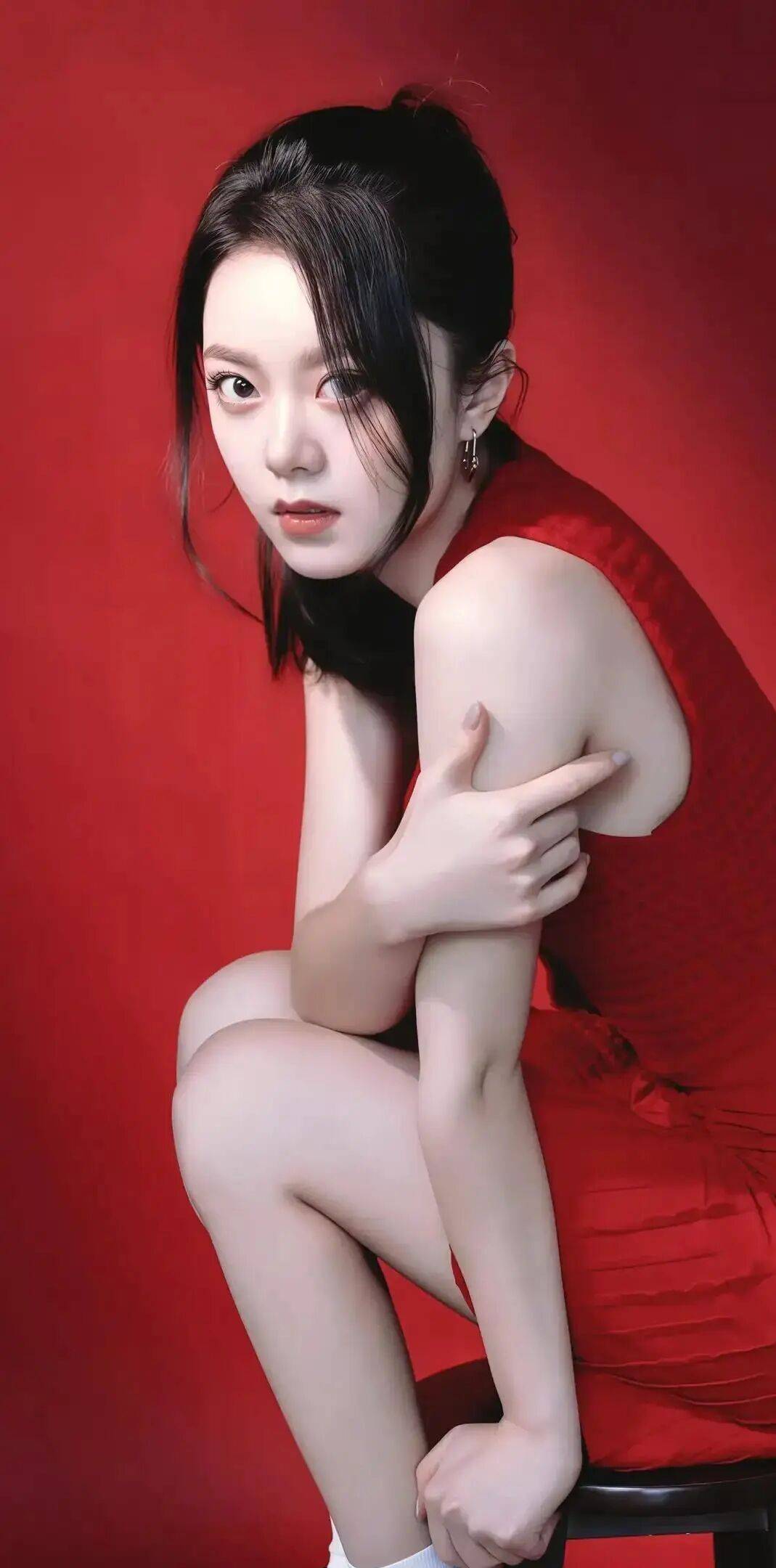 从国民闺女到轻熟女神！赵今麦写真露出事业线太性感撩人