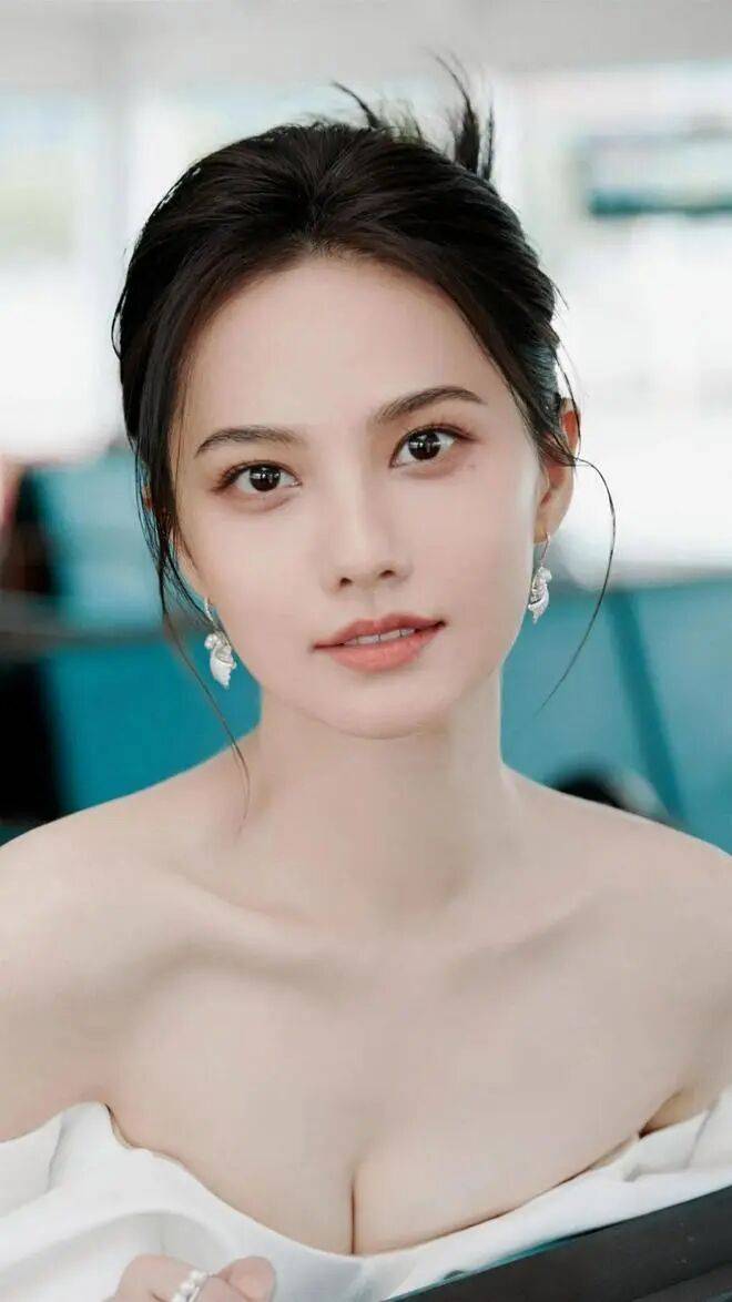 美女姜佩瑶靓丽写真露出事业线！不是丰乳肥臀也性感撩人