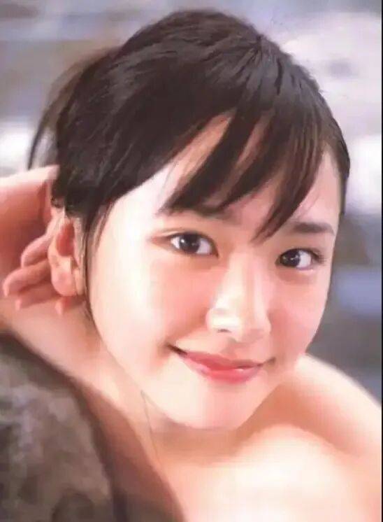 日本女星新垣结衣写真美爆了！雪肤娇嫩玉腿修长性感火辣