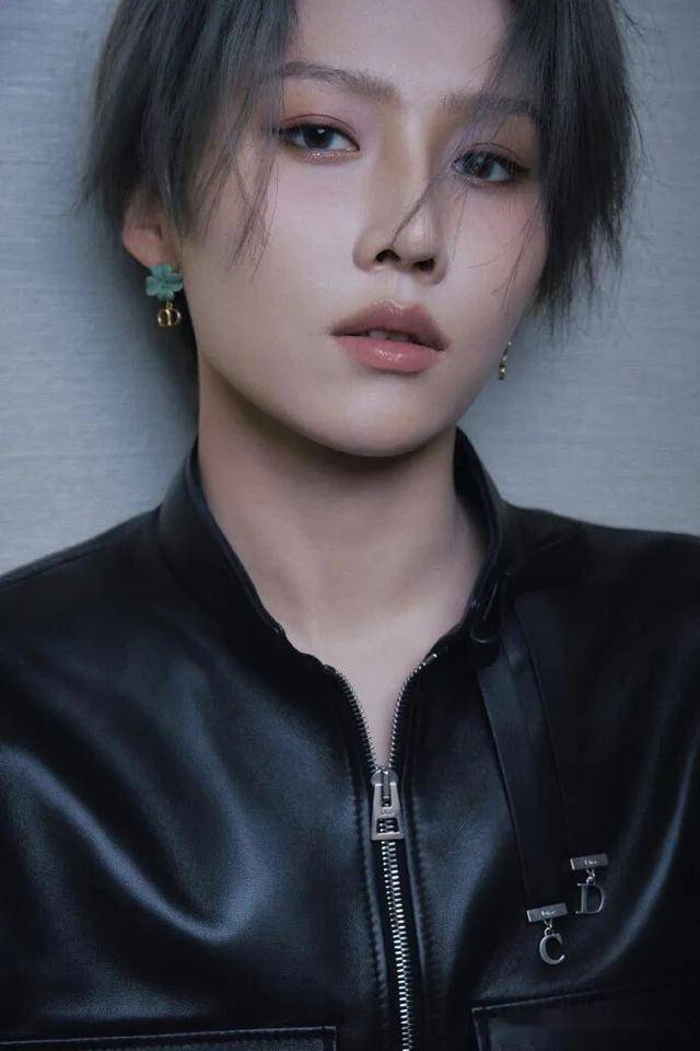 刘雨昕 ×Dior:黑白锋芒间,解锁优雅与利落的时尚平衡-1 刘雨昕 ×Dior:黑白锋芒间,解锁优雅与利落的时尚平衡