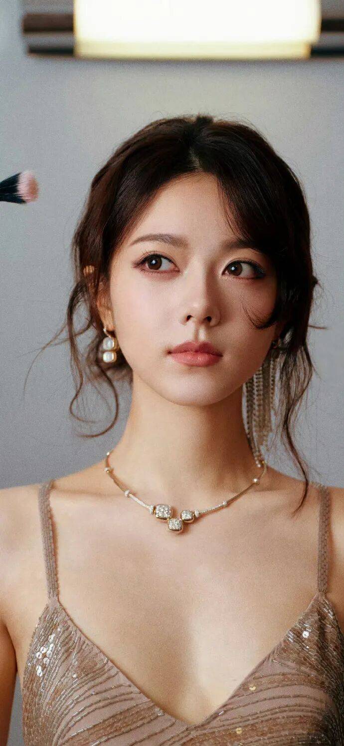 从国民闺女到轻熟女神！赵今麦写真露出事业线太性感撩人