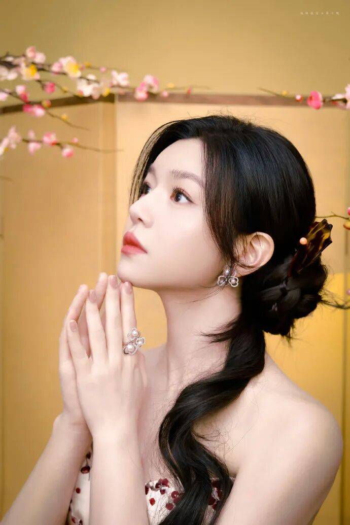 陈妍希穿腊梅白衣红裙露出事业线!曼妙身材性感撩人-2 陈妍希穿腊梅白衣红裙露出事业线!曼妙身材性感撩人